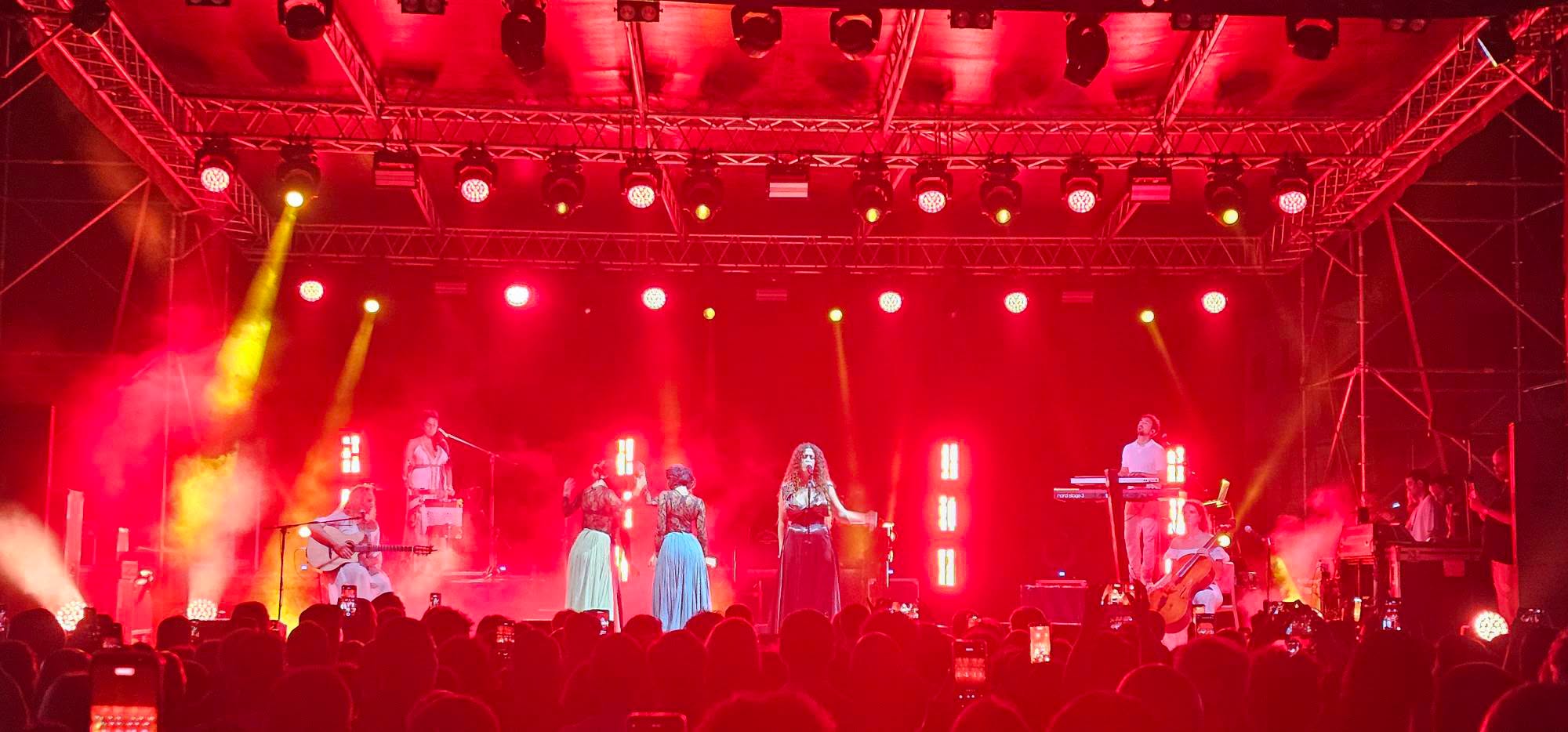FATTI DI MUSICA ESTATE: IN OLTRE DIECIMILA PER DELIA A MELICUCCO,  UN TRIONFO LA SUA PRIMA IN CALABRIA