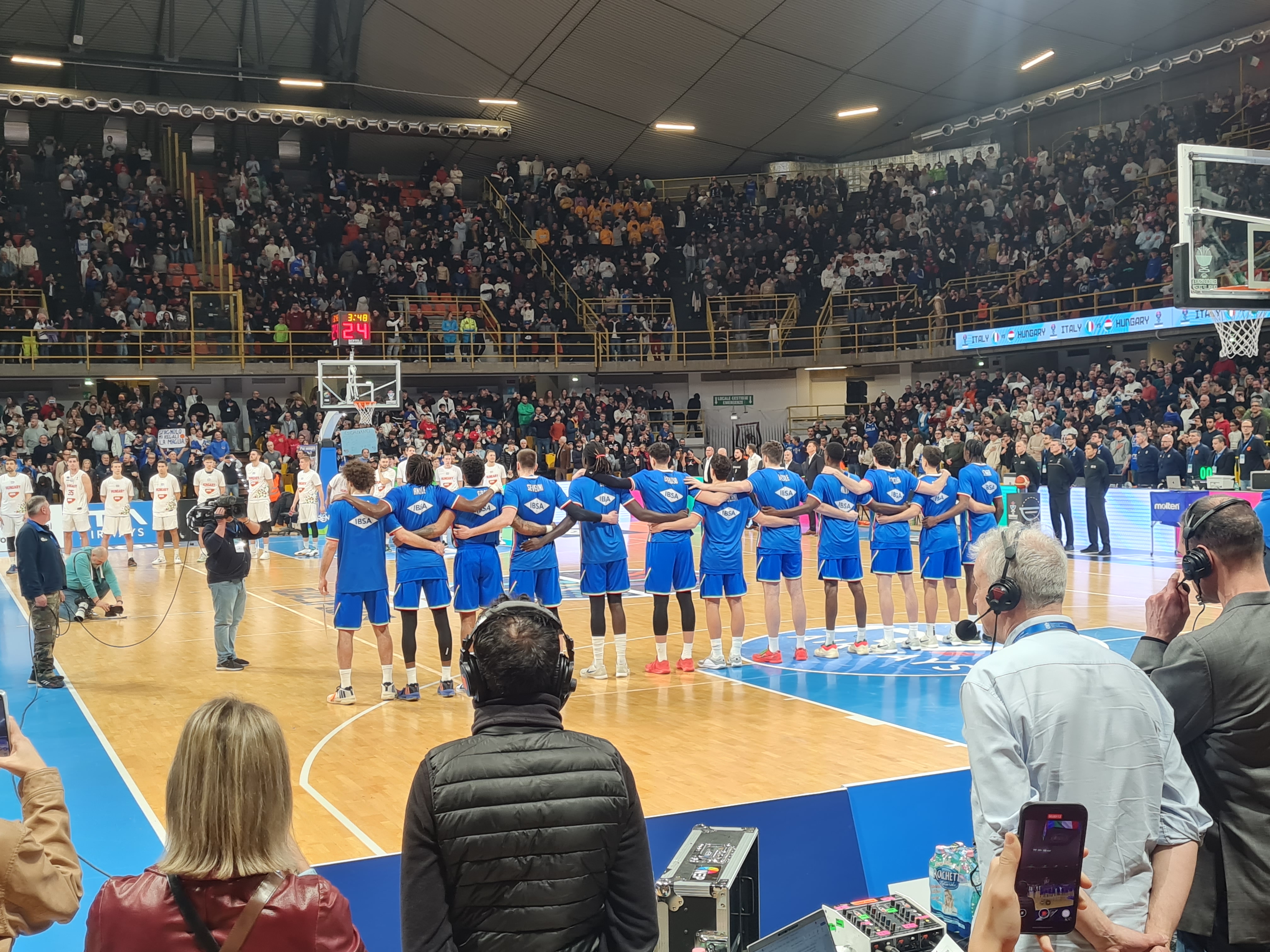 L' Italia del basket perde contro l'Ungheria in un palapentimele strapieno