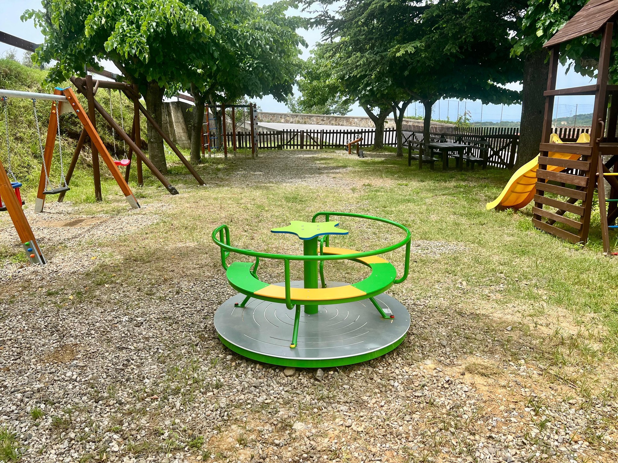Gli amministratori si tagliano le indennità e riqualificano un parco giochi. L'iniziativa nel Vibonese