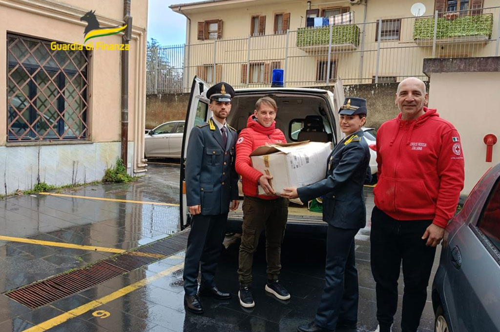 Scarpe contraffatte sequestrate, la Guardia di Finanza di Vibo le dona alla Croce rossa