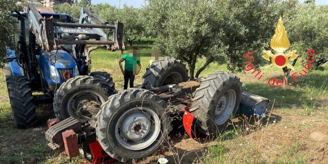 Si ribalta con il trattore e rimane incastrato sotto il mezzo, paura nel Catanzarese